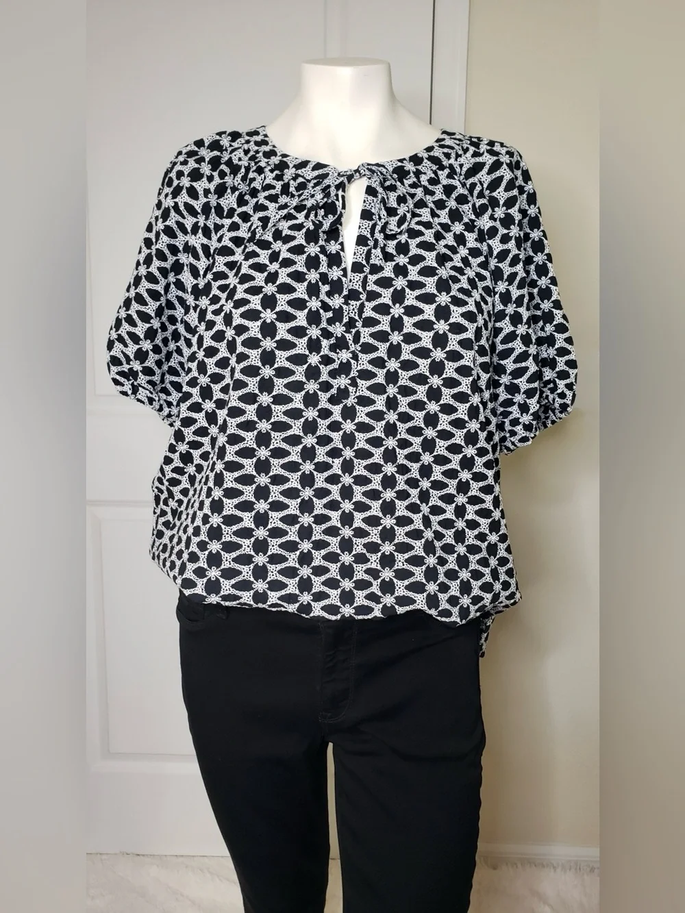 LOFT Black and White Geometric Tie-Neck Blouse X-Large